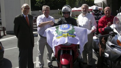04 Ucraina - Kiev Congresso UEM 2006 L'Avv. ZERBI (presidente FIM) ed il presidente della Federazione Ucraina accolgoni il Moto Club Roma all'arivo