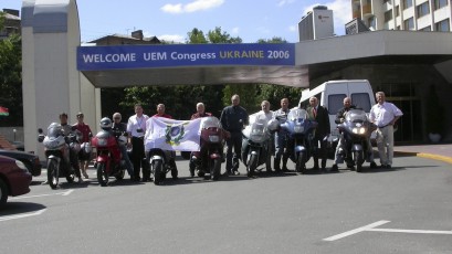 05 Ucraina - Kiev Congresso UEM 2006 L'Avv. ZERBI (presidente FIM) ed il presidente della Federazione Ucraina accolgoni il Moto Club Roma all'arivo